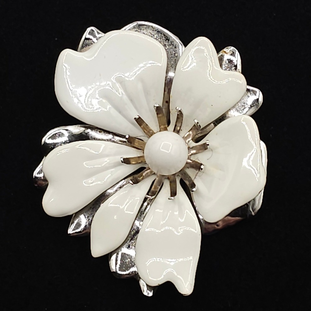 Vintage Sarah Coventry White Enamel Floral Brooch Silver Tone Dimensional‎ Pin